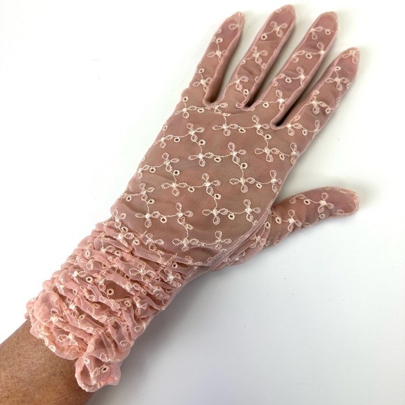 Vintage pink lace gloves Womens sheer ruched wrist length gloves Medium 60s 50s - Picture 2 of 9